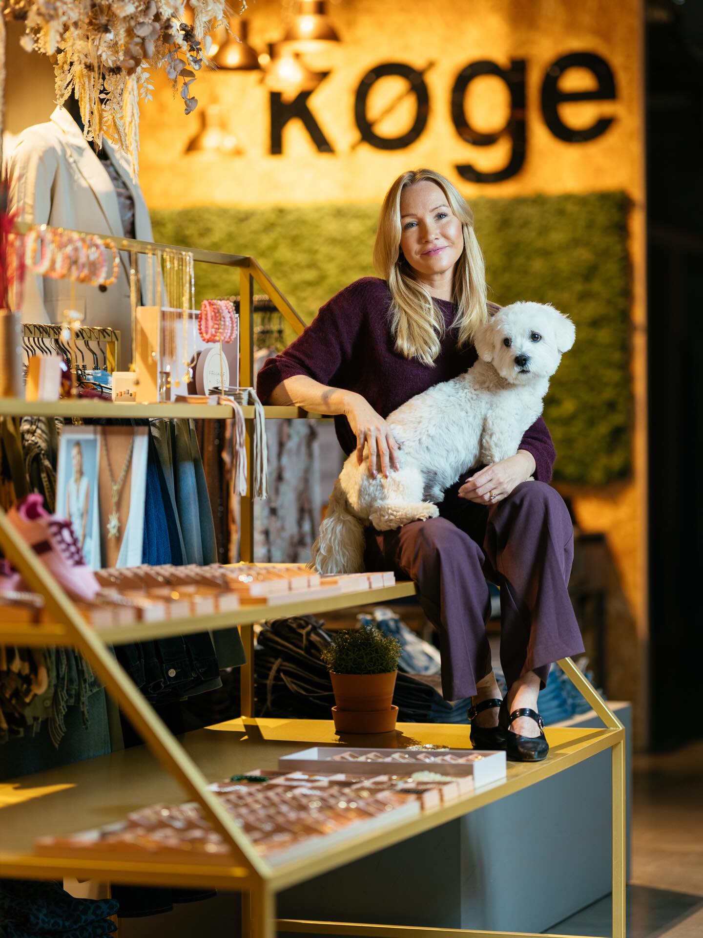 Anja, ejer af My Apartment Køge, fotograferet i butikken med sin hund.